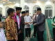 Bupati Gusmal menyerahkan santunan.