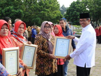 Bupati Gusmal saat menyerahkan penghargaan kepada insan koperasi Kab. Solok.