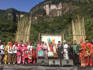 Bupati Irfendi Arbi bersama peserta Pasa Harau Art & Culture Festival.