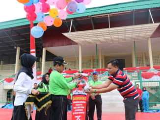 Bupati Sijunjung Yuswir Arifin tengah memotong benang balon menandai dimulainya perlombaan pada peringatan HUT RI ke-74.