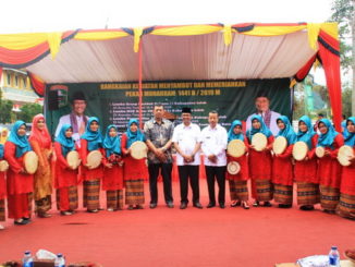 Bupati Solok bersama salah satu grup kasidah rebana yang ikut berlomba.