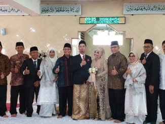 Foto bersama usai pernikahan.