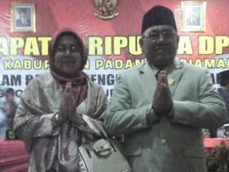 Happy Naldi bersama istri.