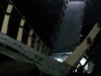 Jembatan di Koto Panjang yang ambruk.