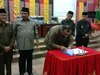 Ketua DPRD Sumbar Ir Hendra Irwan Rahim saat menandatangani nota kesepakatan Ranperda Rencana Tata ruang kawasan strategis Danau Singkarak