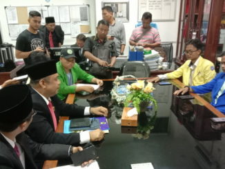 Ketua DPRD Sumbar Sementara Desrio Putra didampingi Sekwan Raflis SH.MM saat menerima Mahasiwa diruang Kerjanya