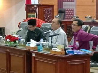 Ketua DPRD Sumbar Sementara Desrio Putra memimpin Rapat Silaturahmi dalam rangka untuk persiapan pembentukan alat kelengkapan Dewan