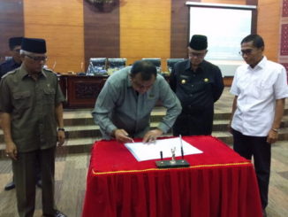 Ketua DPRD Sumbar menandatangani nota kesepakatan