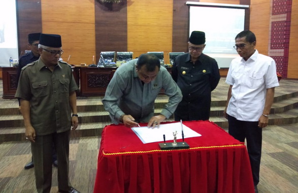Ketua DPRD Sumbar menandatangani nota kesepakatan