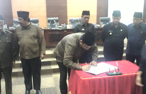 Ketua DPRD Sumbar saat menandatangani nota kesepakatan APBD Perubahan