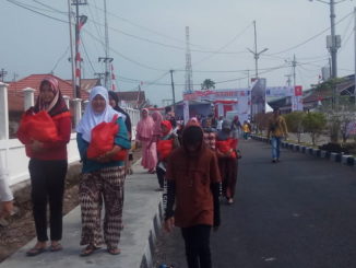Masyarakat yang menerima sembako dari tiga BUMN di Padang.