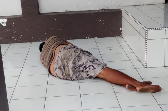Orang gila yang tidur di gedung DPRD Kab. Padang Pariaman.