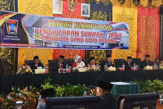Pengucapan sumpah Anggota DPRD Kota Padang.