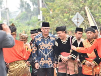 Penyambutan Wako Riza Falepi pada acara batagak pangulu di halaman Kantor Kerapatan Adat Nagari Aua Kuiniang.