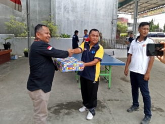 Penyerahan hadiah kepada pemenang lomba.