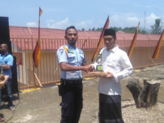 Penyerahan hadiah kepada salah seorang pemenang lomba di Lapas Klas II B Kota Solok.
