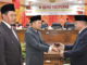 Penyerahan palu pimpinan DPRD Kabupaten Agam dari Ketua DPRD Periode 2014-2019 Marga Indra Putra S.pd kepada Novi Irwan.