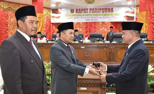 Penyerahan palu pimpinan DPRD Kabupaten Agam dari Ketua DPRD Periode 2014-2019 Marga Indra Putra S.pd kepada Novi Irwan.