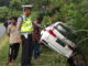 Petugas kepolisian di lokasi kecelakaan lalu lintas di Solok Selatan.