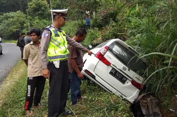 Petugas kepolisian di lokasi kecelakaan lalu lintas di Solok Selatan.