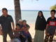 Putra (kiri) bersama keluarga di salah satu pantai Sumba.