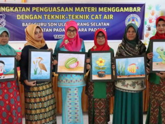 Sebagian peserta PPM Menggambar dengan Teknik Cat Air dari SD 01, 02, 07 dan 08 Ulak Karang, Padang dengan karya masing-masing