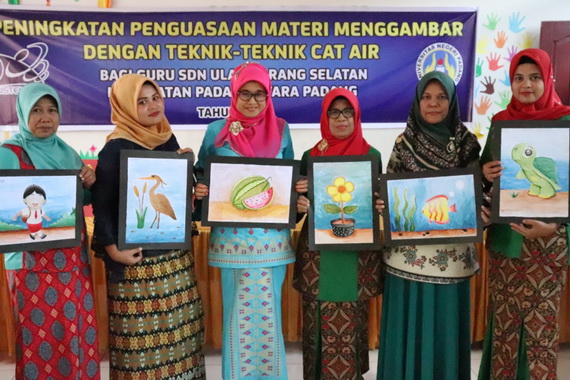 Sebagian peserta PPM Menggambar dengan Teknik Cat Air dari SD 01, 02, 07 dan 08 Ulak Karang, Padang dengan karya masing-masing
