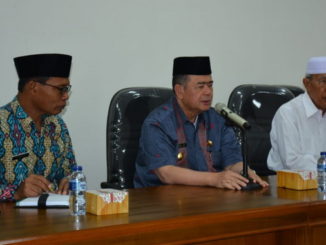 Wagub Nasrul Abit bersama pengurus Mesjid Raya Sumbar.