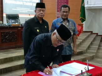 Wakil Ketua DPRD Sumbar saat menandatangani nota kesepakatan