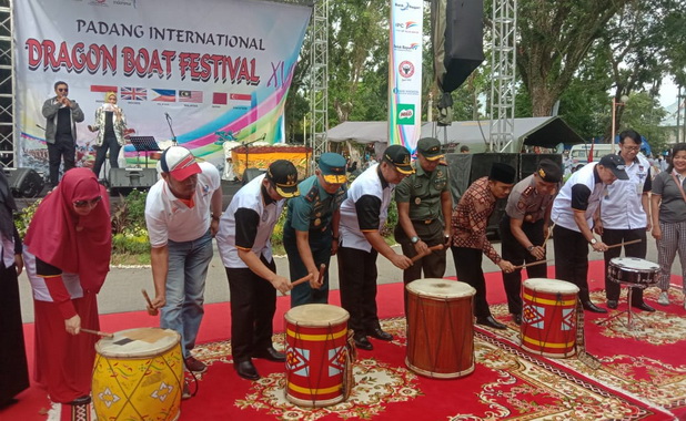 Wakil walikota Padang Hendri Septa bersama muspida memukul bedug pertanda dibukanya acara Padang Internasional Dragon Boat Festifal XVII.