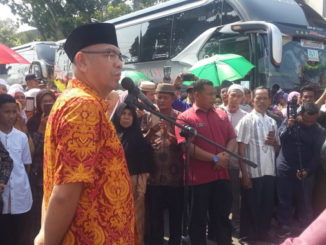 Wako Payakumbuh saat melepas CJH Payakumbuh 13 Juli 2019 lalu.