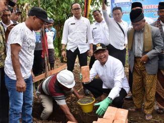Wako Riza Falepi meletakkan batu pertama pembangunan kantor CamatPayakumbuh Utara.