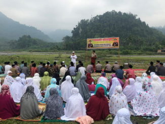 Warga Sangir Batang Hari gelar sholat istisqa bersama pihak Polres Solsel.