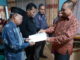 Adeks Rossyie Mukri menerima berkas nomor urut.