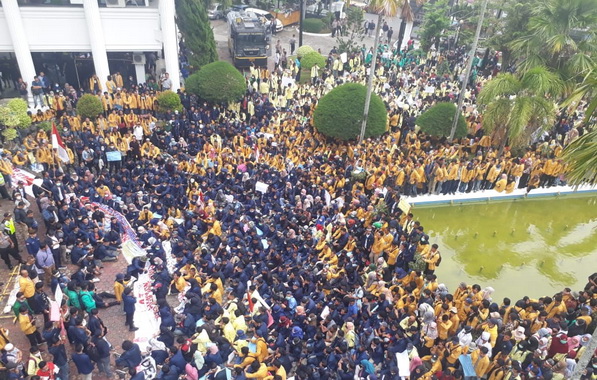 Aksi demontrasi mahasiswa di DPRD Sumbar