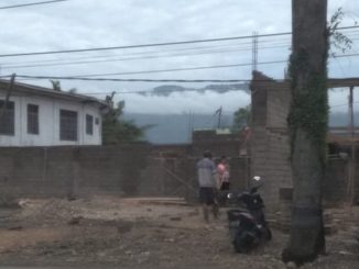 Bangunan yang menyalahi aturan di jalan By Pass Kota Solok.