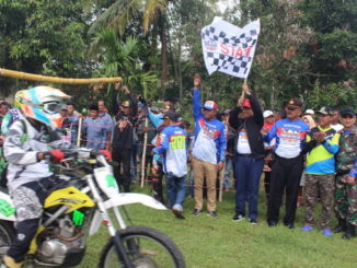 Bupati Gusmal mengibarkan bendera start Event Jelajah 9 Puncak Dilam Di Nagari Dilam Kecamatan Bukit Sundi.