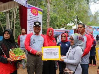 Bupati Limapuluh Kota Irfendi Arbi, MP bersama Kepala Dinas Kesehatan Sumbar memberikan bantuan kepada Kawasan Rumah Pangan Lestari kepada KWT Bukik Limbuku.