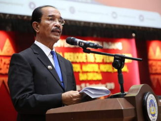 Bupati Pasaman, Yusuf Lubis saat berorasi di UNP Padang.