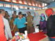 Bupati Sijunjung Yuswir Arifin tengah berdialog dengan salah satu penyedia lapangan kerja pada job fair.
