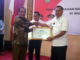 Bupati Sijunjung, Yuswir Arifin tengah menerima penghargaan Anubhawa Sasana Desa dari Kepala Badan Pembinaan Hukum Nasional Republik Indonesia, prof.Dr.H.R.Benny Riyanto, SH, M.Hum, CN.