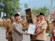 Bupati Yusuf Lubis menyerahkan piagam kepada Wakil Ka Kwarcab Pasaman.