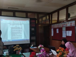 Dr. Aermadepa, SH, MH (berdiri) tengah rapat bersama Dekan FHUK UMMY Solok membahas Pendirian LBH. Mr. M. Yamin.