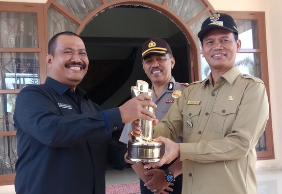 Kadis Perhubungan Yandri dan Walikota Genius Umar bersama Wakapolres Pariaman dengan Piala WTN ke 7 yang diraih Pemko Pariaman.