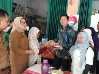 Kadis Sosial Hendra Aswara saat memberi bantuan kepada masyarakat.kecamatan Patamuan Kab Padang Pariaman.