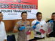 Kapolres Tanah Datar AKBP Rokhmad Hari Purnomo memperlihatkan Barang Bukti (BB) OTT.