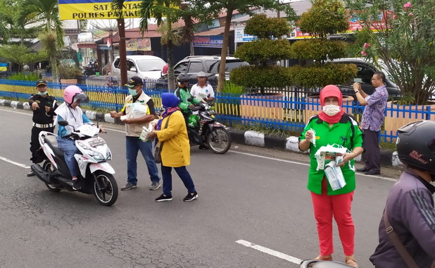 Kegiatan pembagian masker gratis yang dilakukan RAPI Kota Payakumbuh.