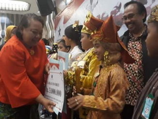Mariza Ilfani saat menerima hadiah sebagai Pemenang Favorit Lomba Bercerita Perpusnas 2019.