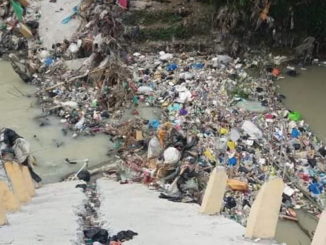 Material Jembatan Koto Panjang Kubang yang menyebabkan penumpukan sampah.