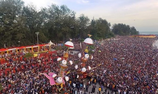 Pesta Hoyak Tabuik kota Pariaman yang diramaikan ratusan pengunjung.